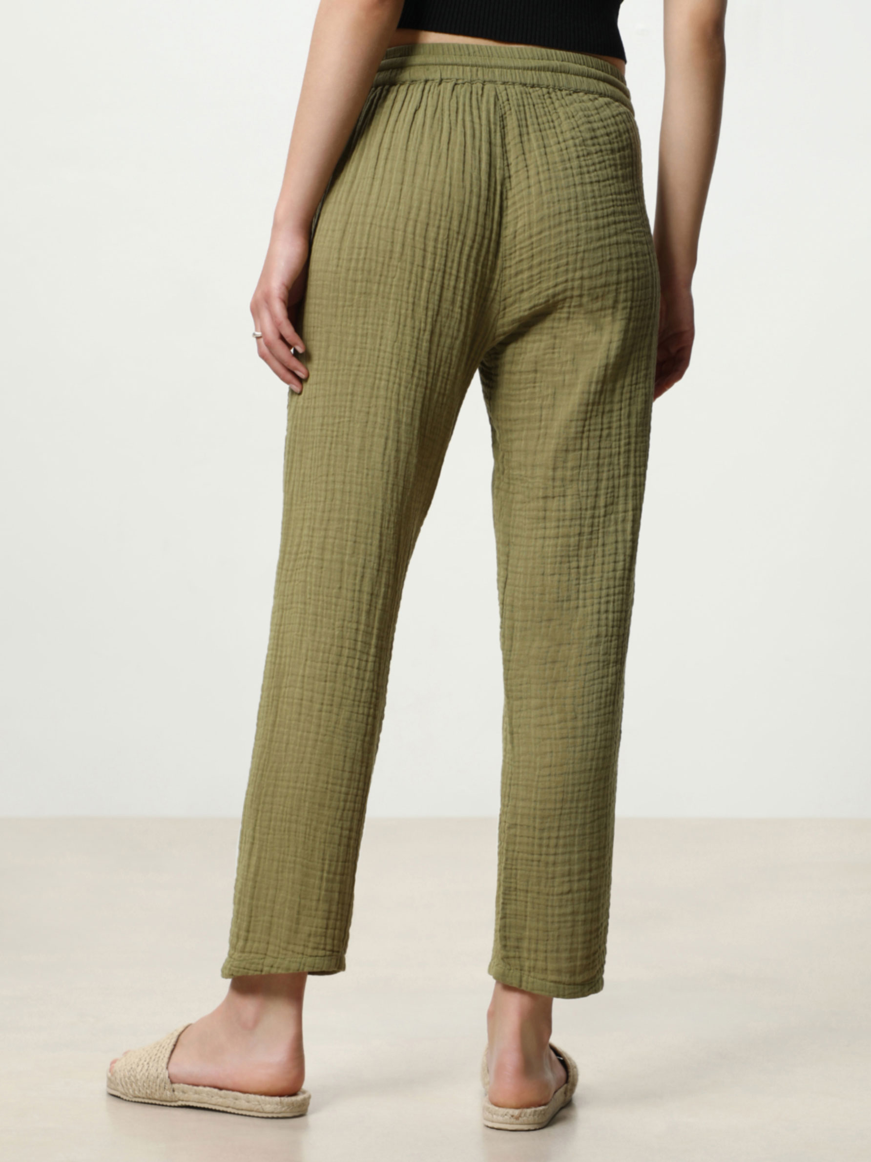 Pantalón jogger texturizado - Pantalones Jogger - PANTALONES - TODA LA  COLECCIÓN - MUJER - | Lefties ESPAÑA