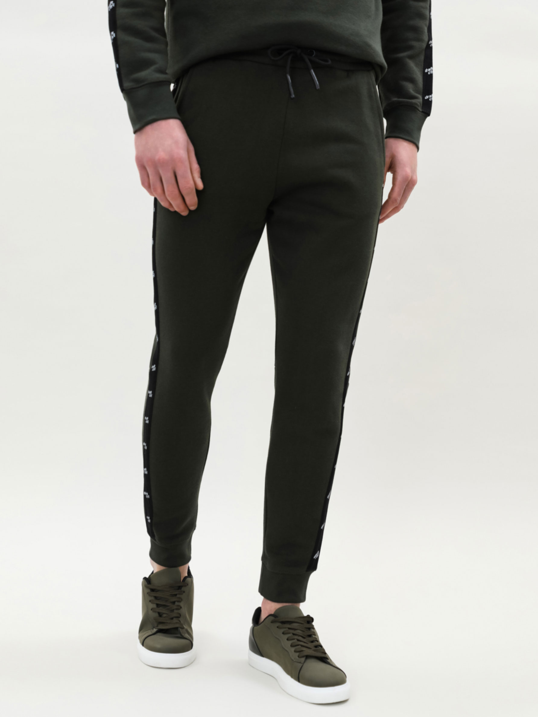 Pantalón jogger banda lateral - Pantalones de Chándal - PANTALONES - TODA  LA COLECCIÓN - HOMBRE - | Lefties ESPAÑA