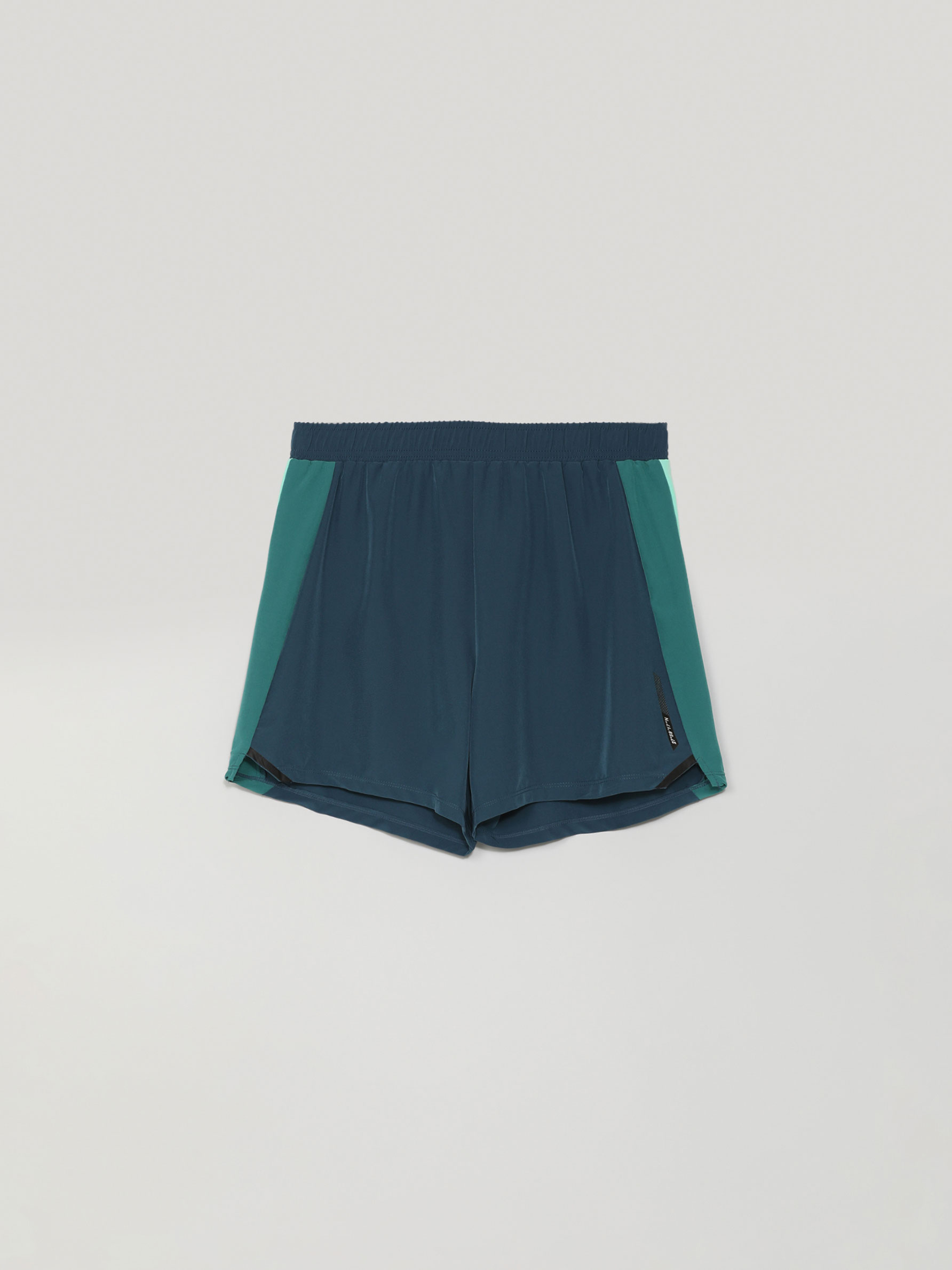 Short deportivo bandas laterales - ROPA DEPORTIVA - TODA LA COLECCIÓN -  HOMBRE - | Lefties España (Canarias)