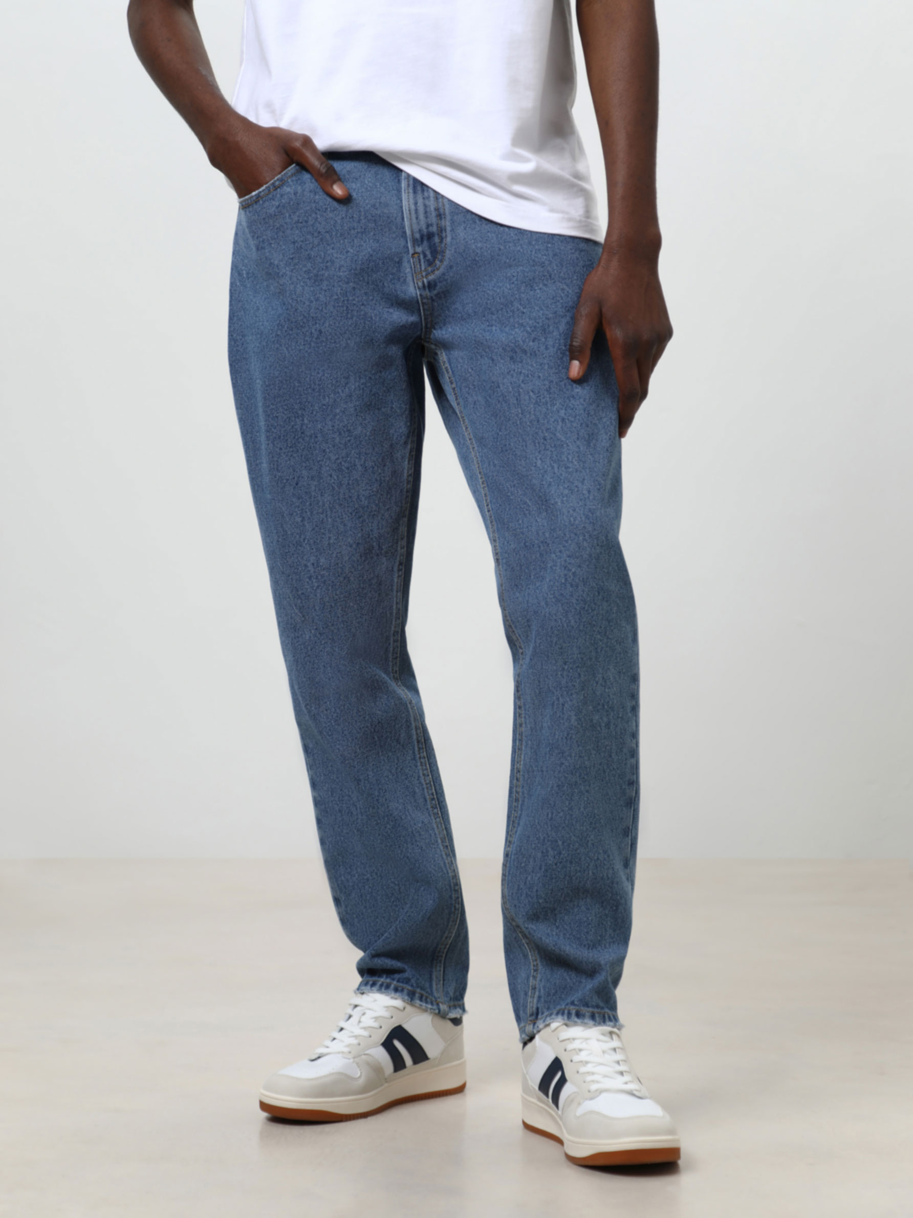 tapered jeans with sneakers