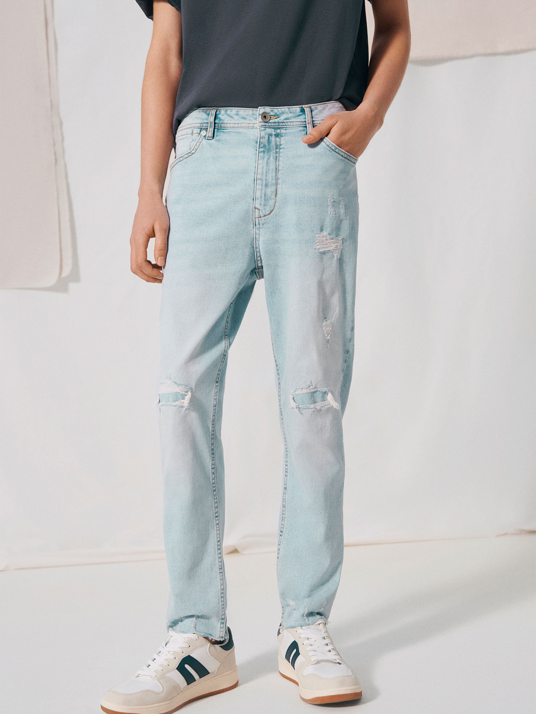 Jeans carrot skinny con rotos - DENIM - TODA LA COLECCIÓN - HOMBRE - |  Lefties ESPAÑA