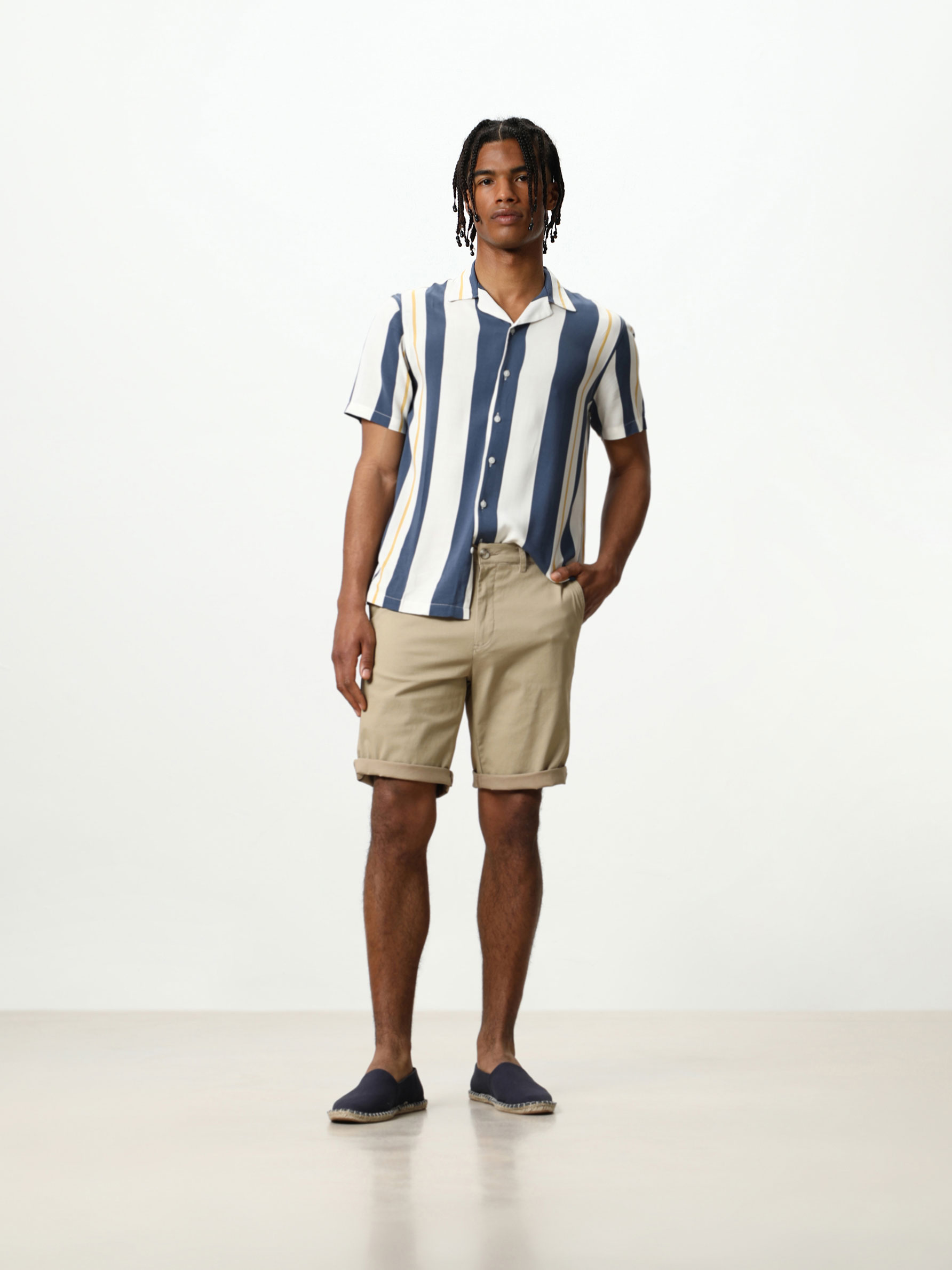 Bermuda chino slim con microprint - Bermudas Chino - BERMUDAS - TODA LA  COLECCIÓN - HOMBRE - | Lefties ESPAÑA