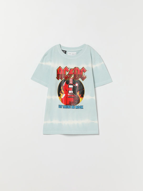 T-shirt em tie-dye com estampado dos AC/DC
