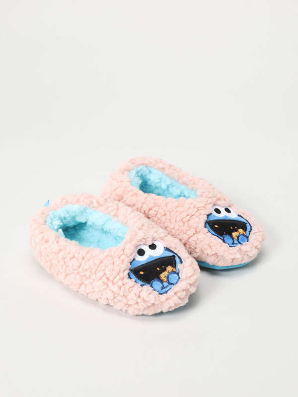 Grover Sesame Street © CPLG house slippers
