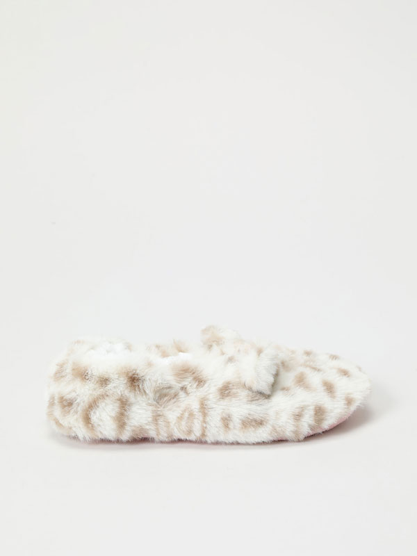 Animal print slippers with faux fur