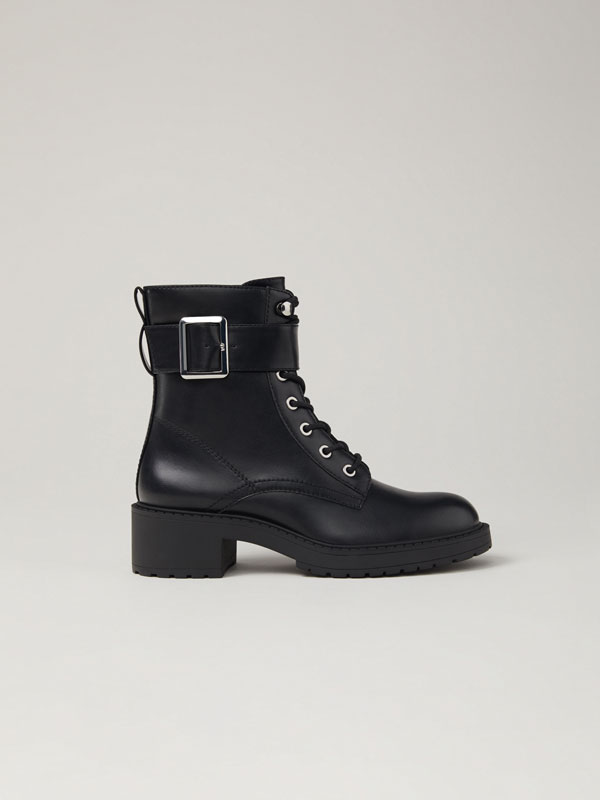 Biker boots with buckle