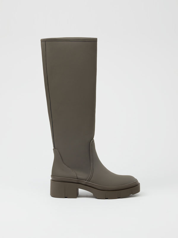 Rubberised knee-high boots