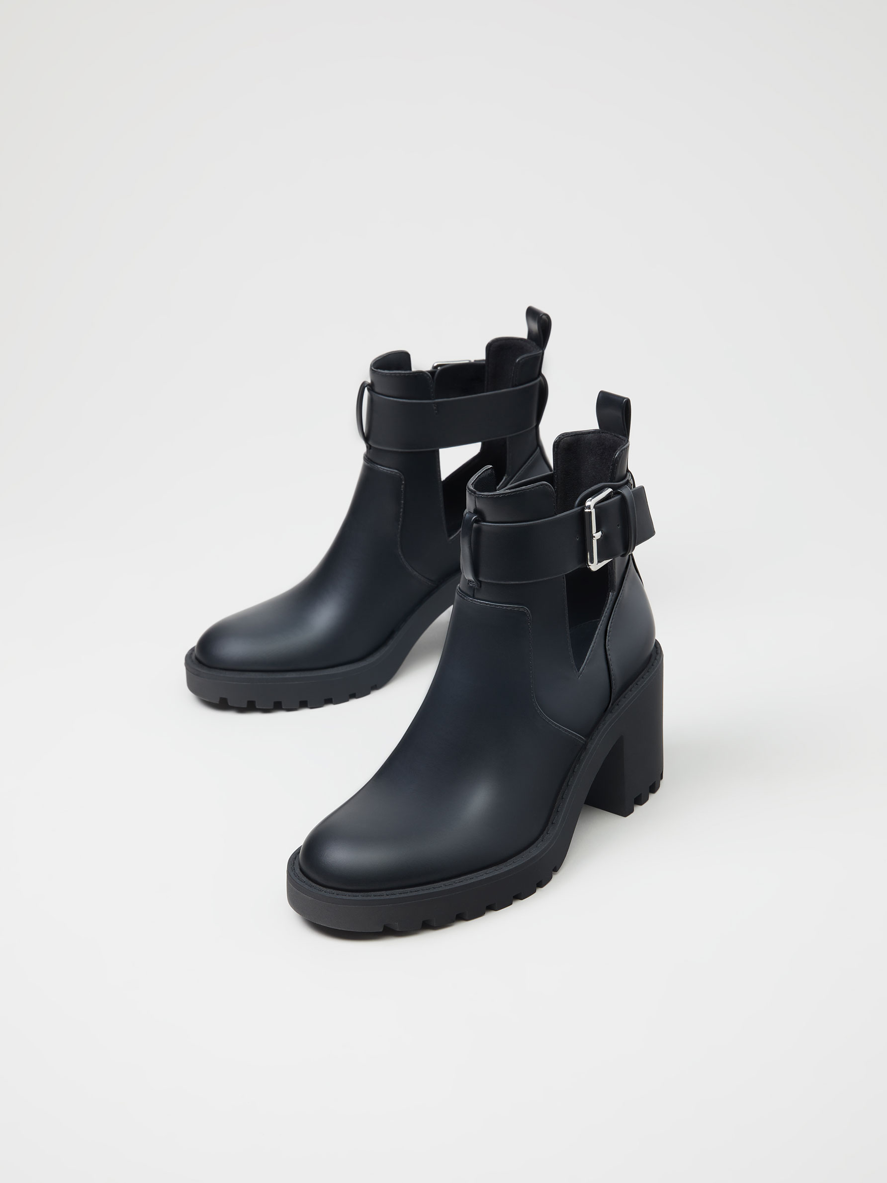Botín abertura lateral - ZAPATOS - TODA LA COLECCIÓN - MUJER - | Lefties  Mexico