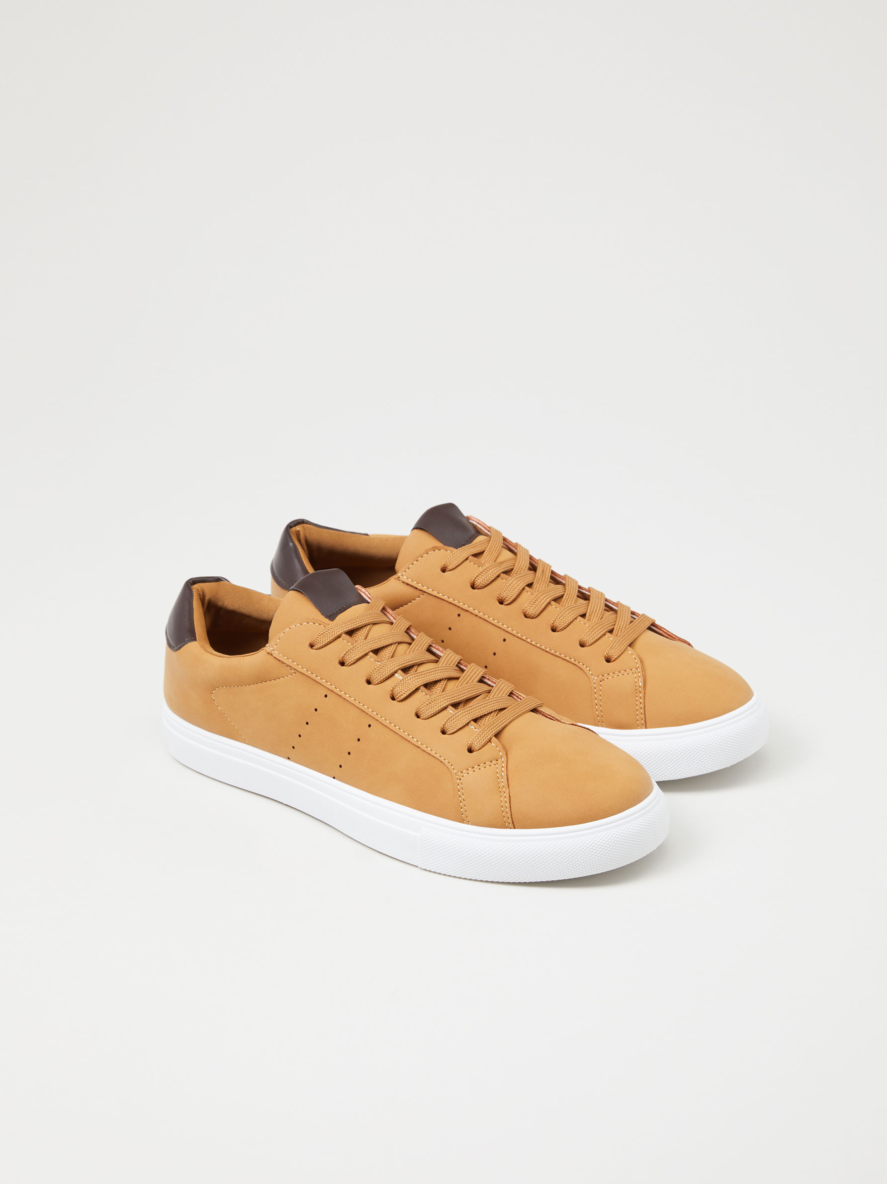 Zapatillas talonera contraste - Zapatillas - ZAPATOS - TODA LA COLECCIÓN -  HOMBRE - | Lefties ESPAÑA