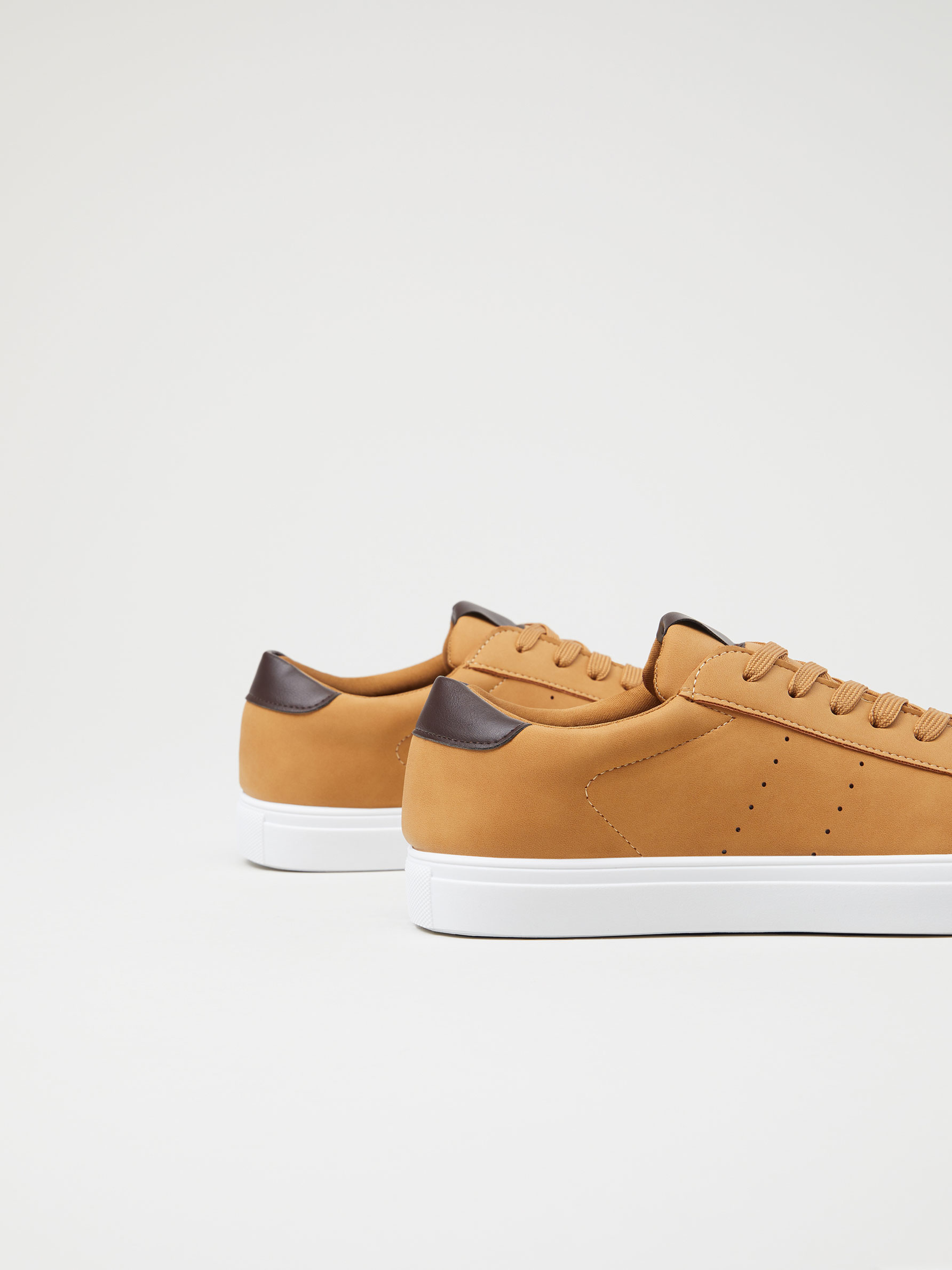 Zapatillas talonera contraste - Zapatillas - ZAPATOS - TODA LA COLECCIÓN -  HOMBRE - | Lefties ESPAÑA