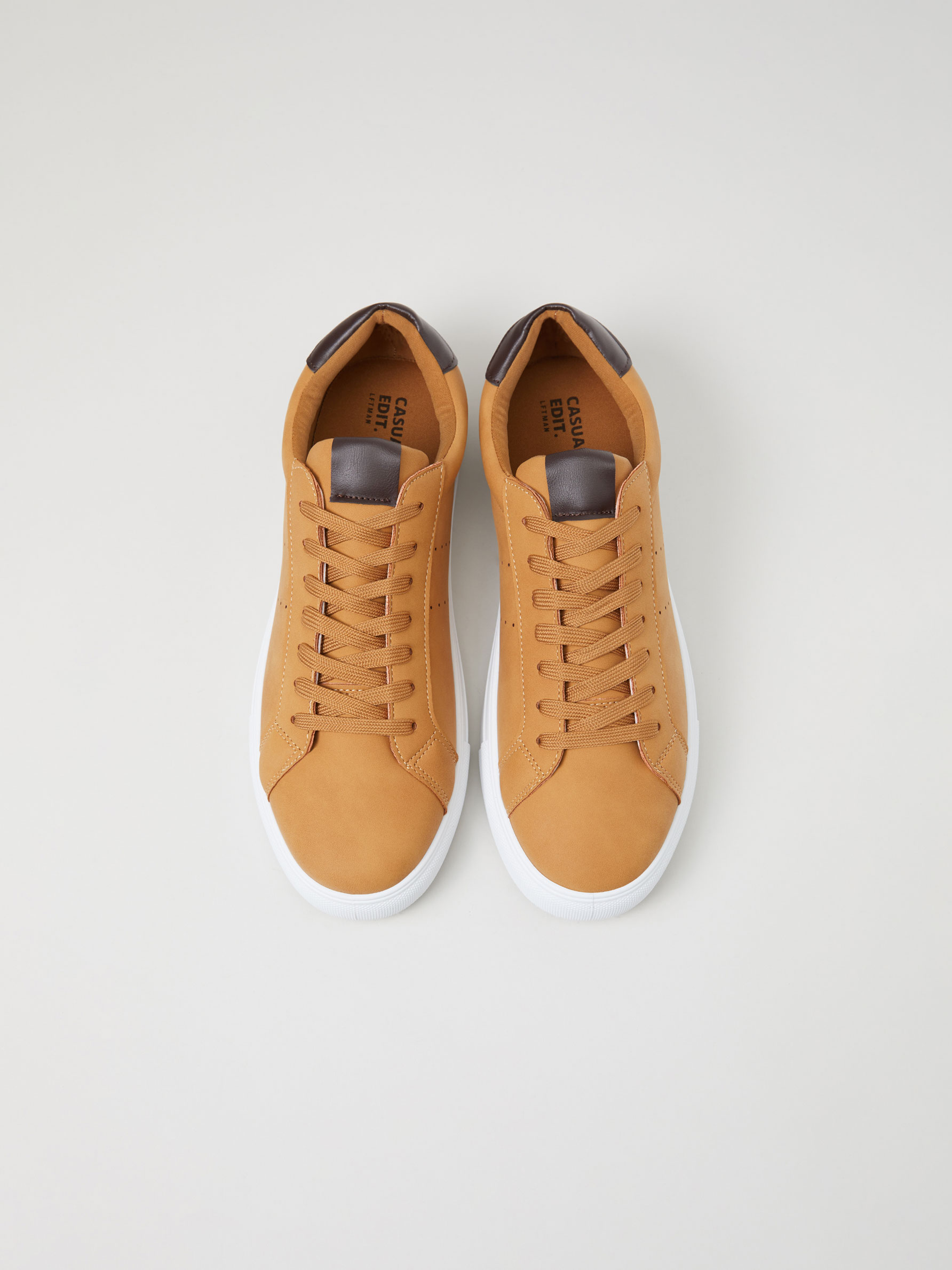 Zapatillas talonera contraste - Zapatillas - ZAPATOS - TODA LA COLECCIÓN -  HOMBRE - | Lefties ESPAÑA