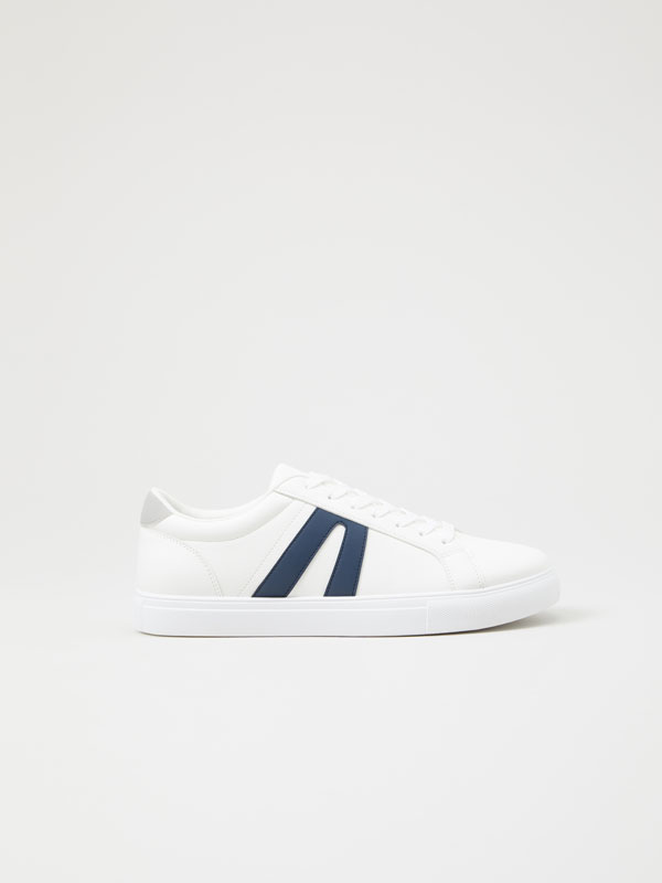 Sneakers with side stripe