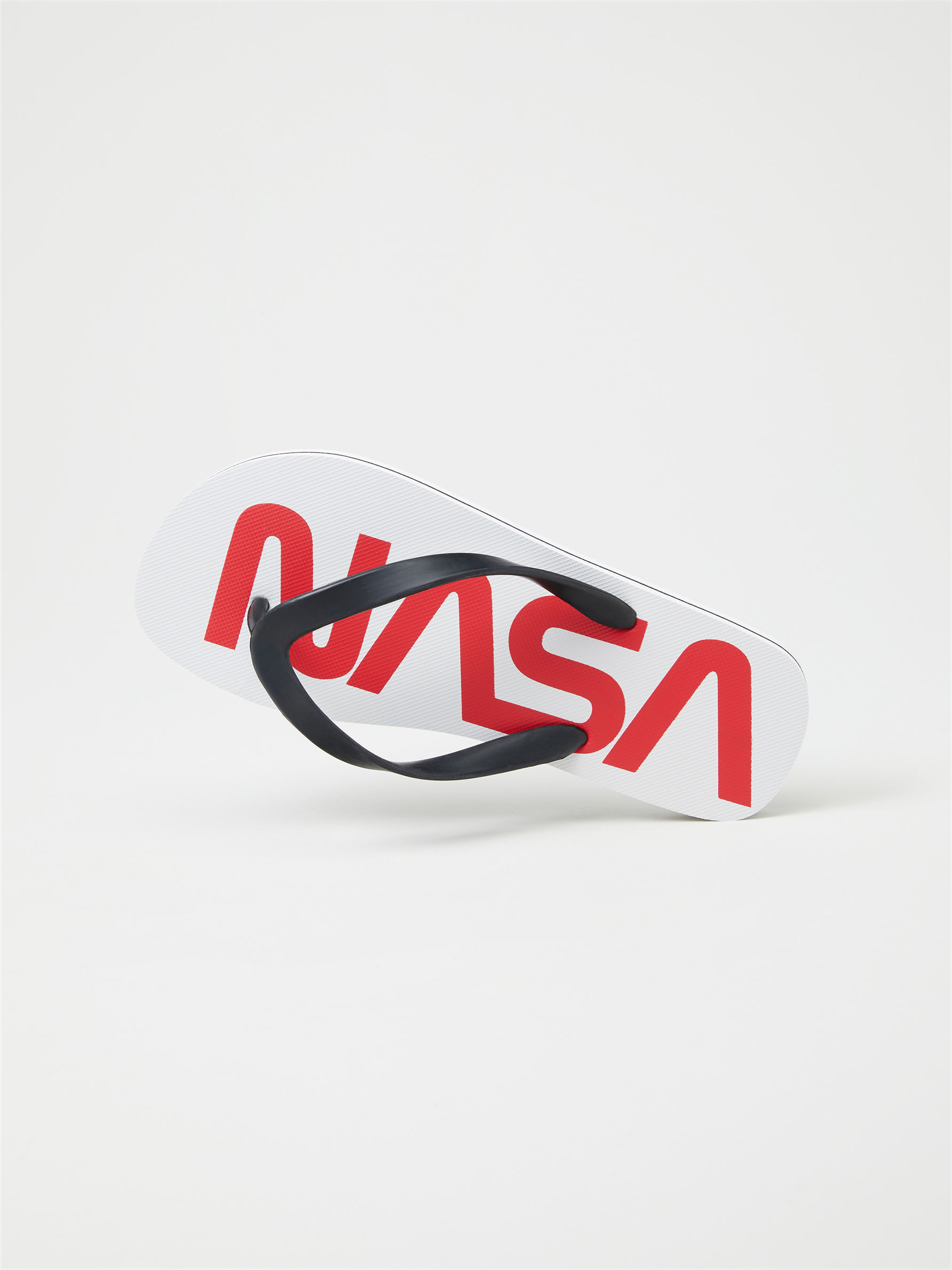 Chanclas NASA - Zapatos - TIENDA DE BAÑO - TODA LA COLECCIÓN - HOMBRE - |  Lefties Mexico