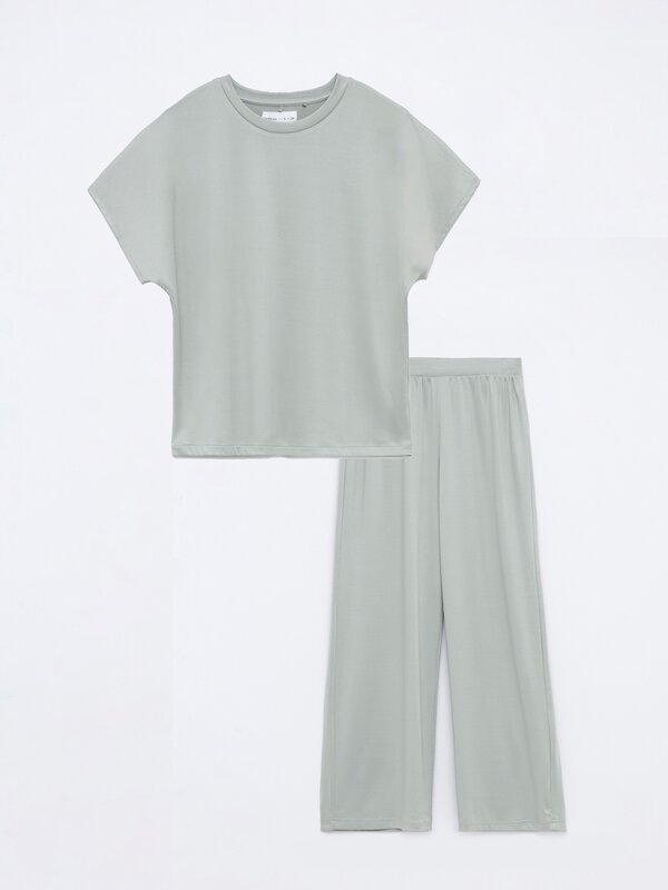 Loose-fitting T-shirt and trousers set