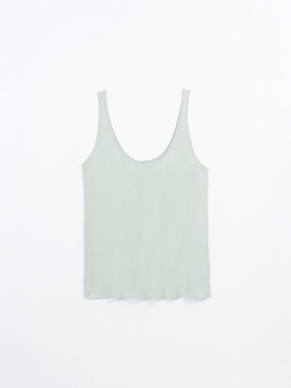 Loose-fitting tank top