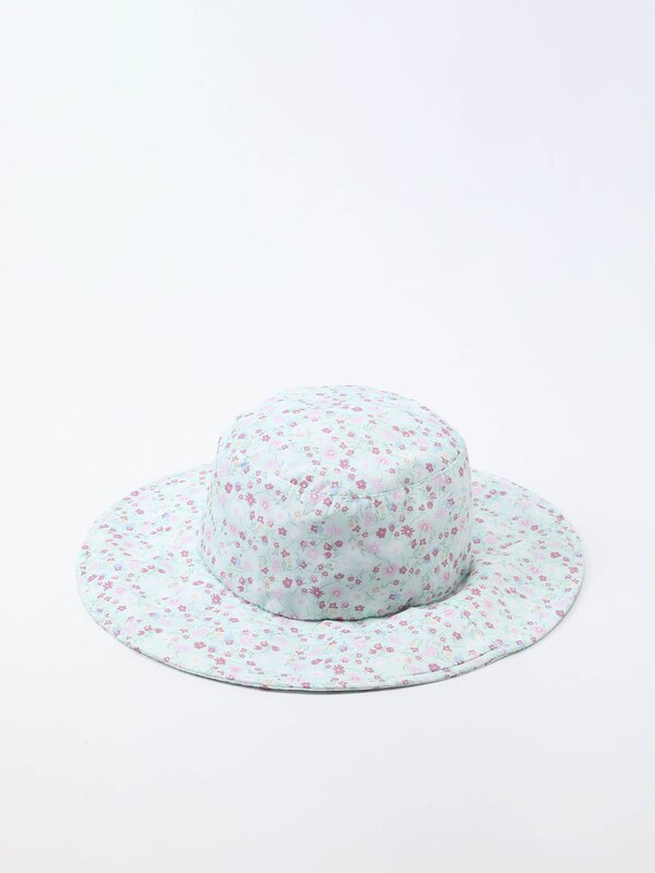 قبعة دلو برسمة زهور