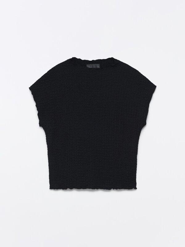 Textured T-shirt with a round neck