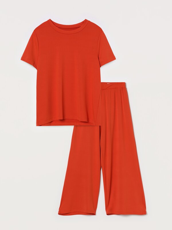 T-shirt and trousers set