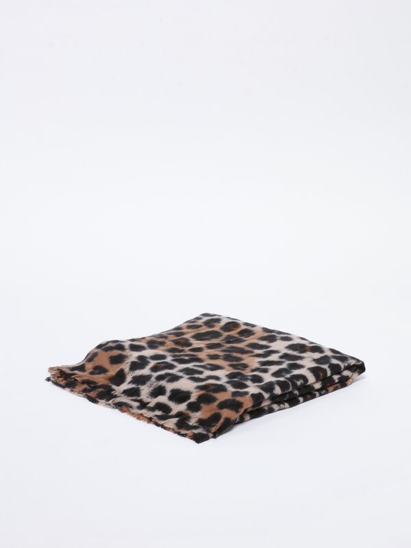 Sparkly animal print scarf Knit accessories ACCESSORIES Woman