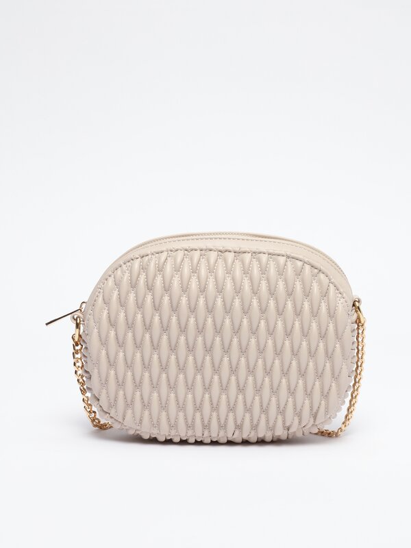 Bandolera acolchada con relieve