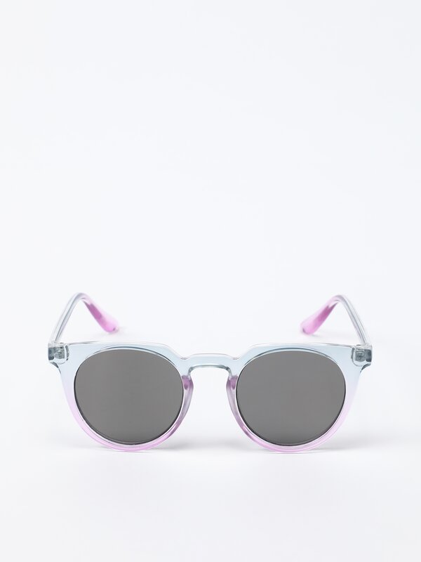 Round tinted sunglasses