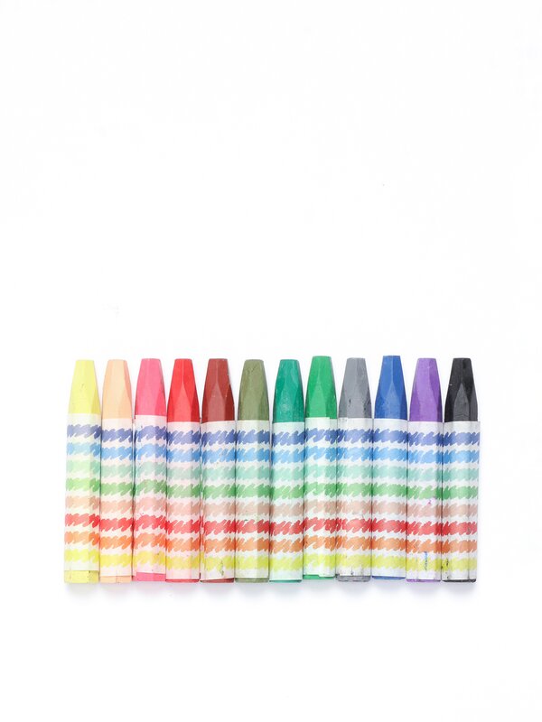 Pack of 12 crayons