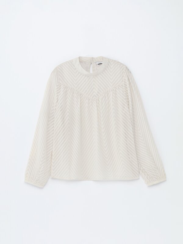 Puff sleeve shirt