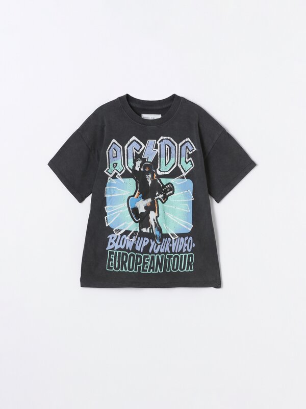 T-shirt featuring ACDC ©Universal print