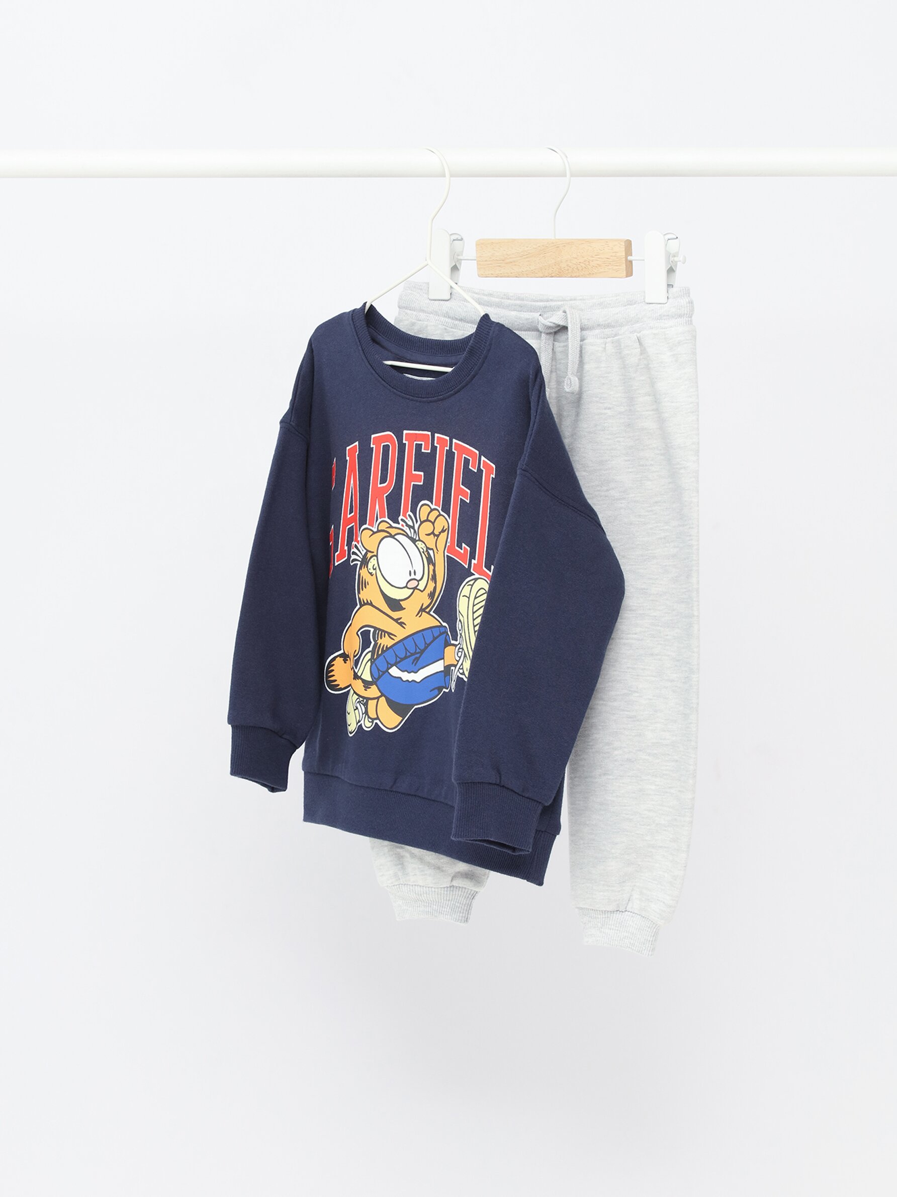 Pull and bear online garfield sweatshirt