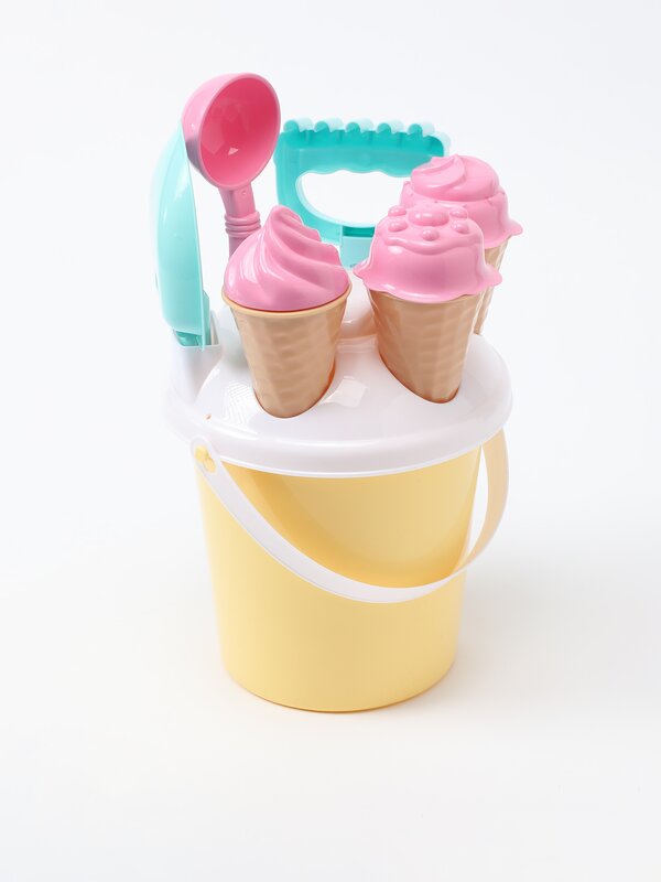 Set of beach bucket and ice cream spade