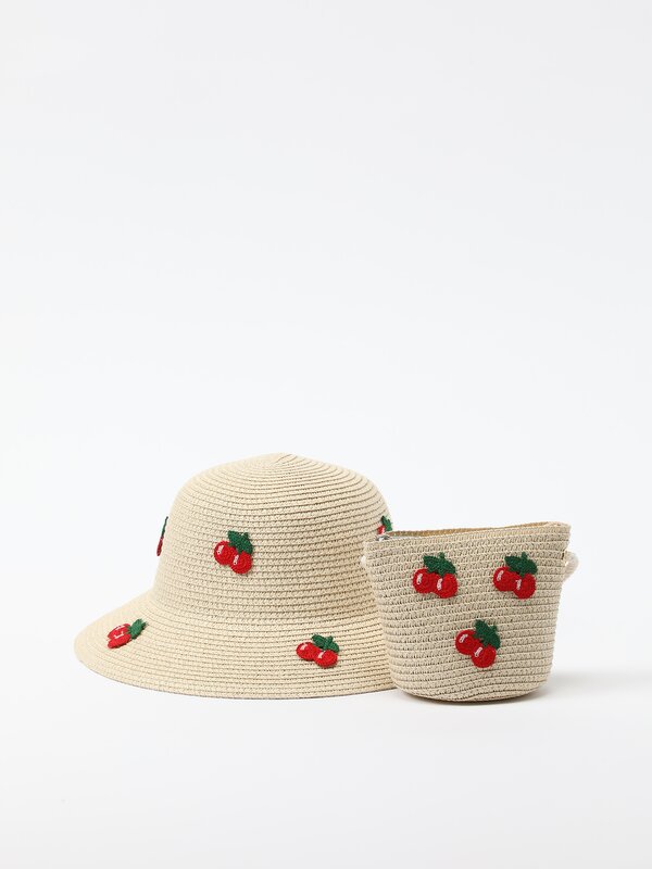 Conjunto de chapéu e mala de ráfia com cerejas