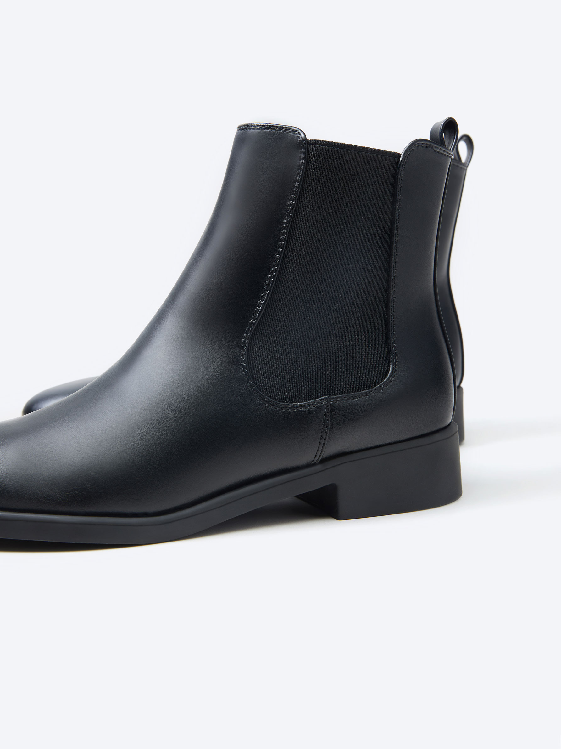 Basic flat ankle boots