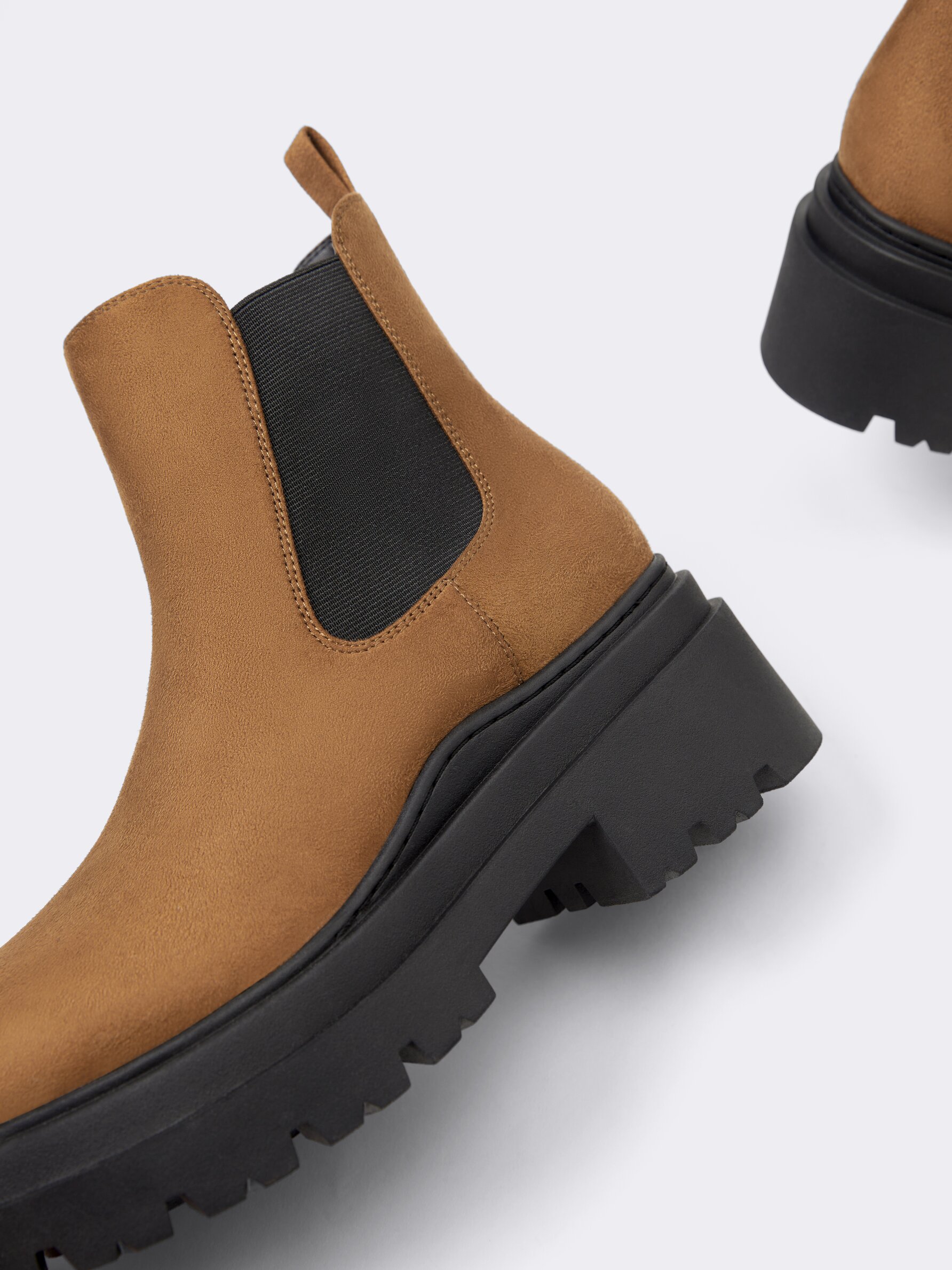 Track sole ankle boots
