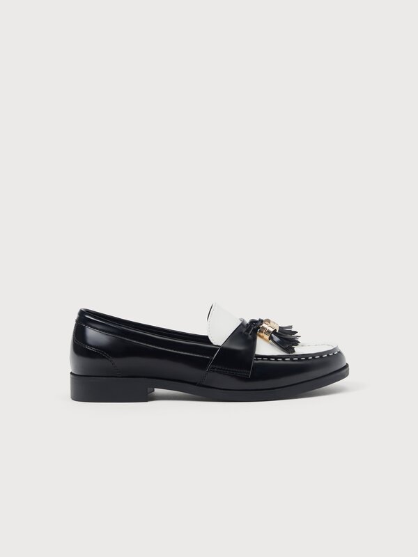 Mocasín contraste borlas