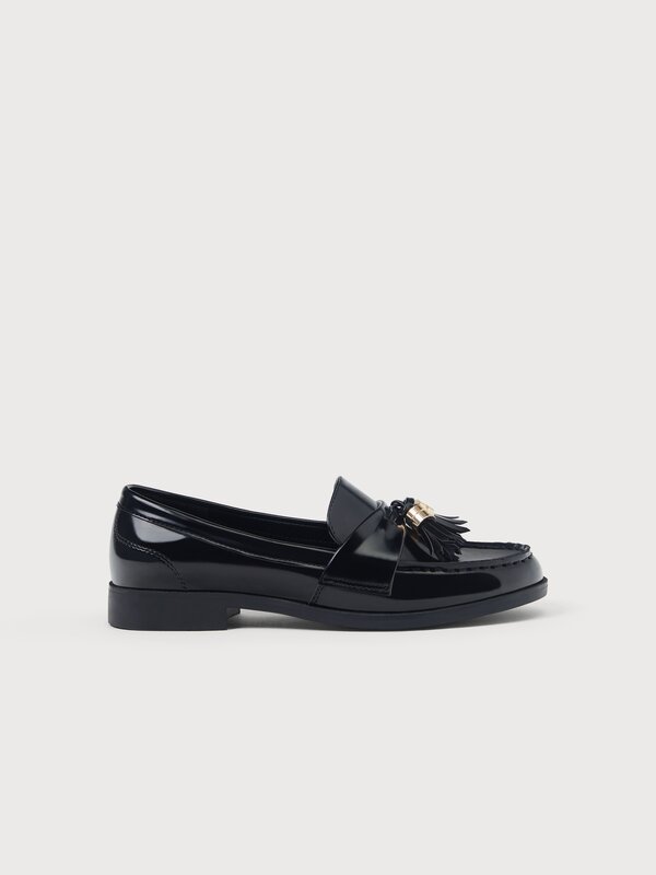 Mocasín contraste borlas