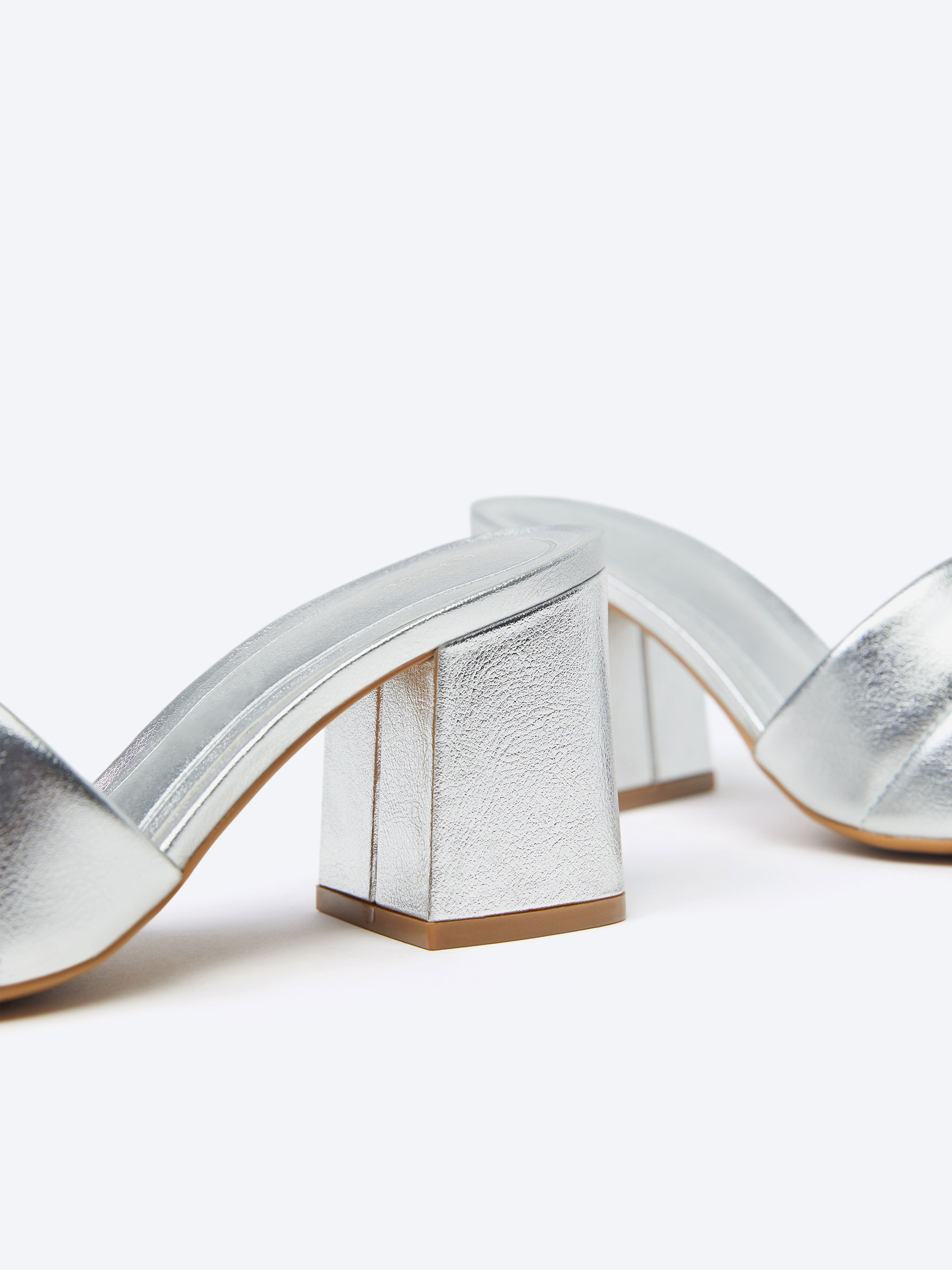 Low heel store mules