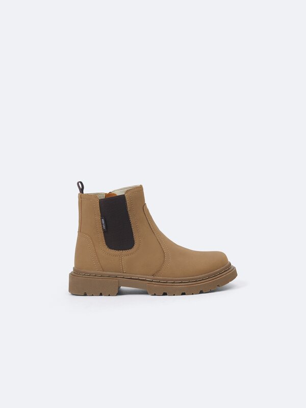 CHELSEA BOOTS