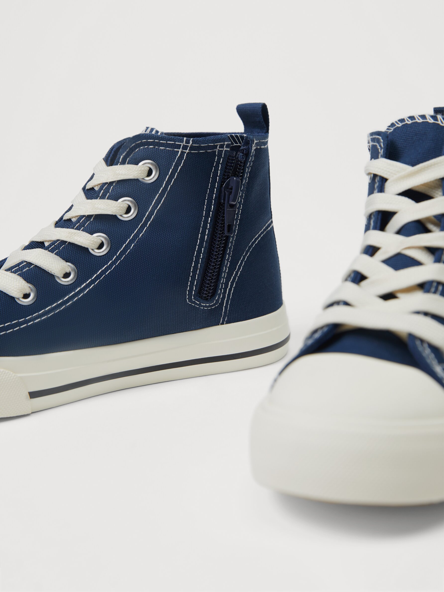 High top sneakers with toecap