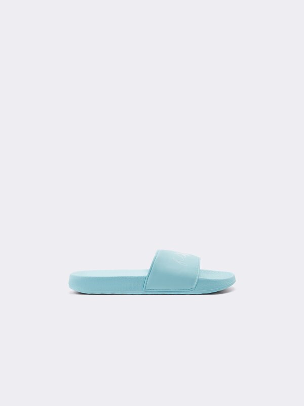 Monochrome pool sandals