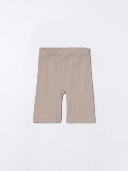 Los leggins cortos de Lefties para llevar con una blazer y por menos de 4  euros