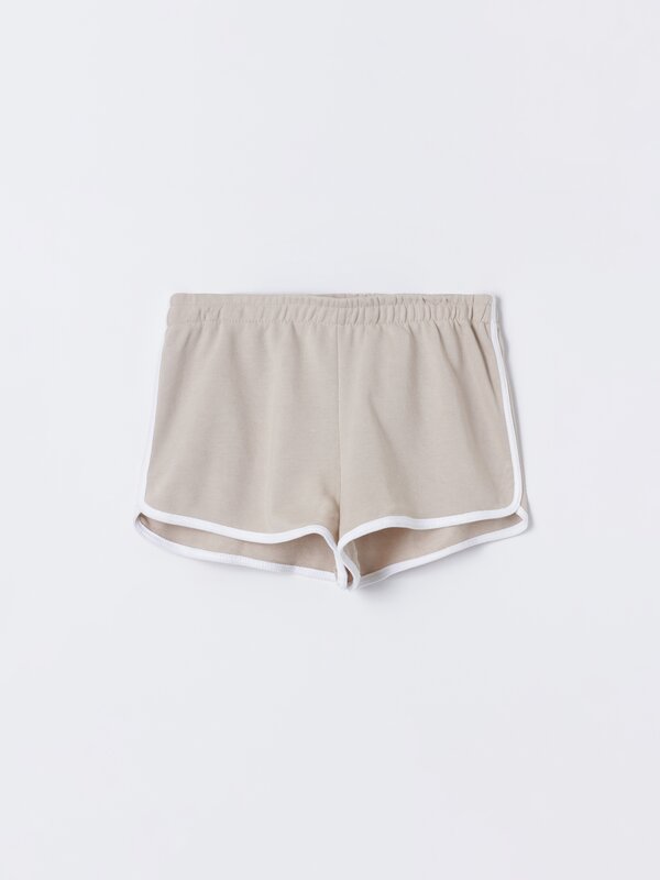 Basic plush shorts with piping