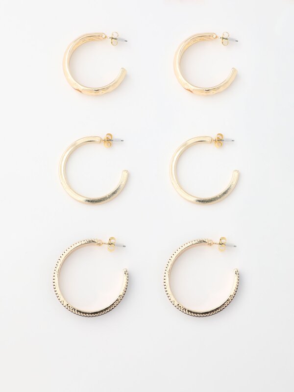 Pack of 3 pairs of hoop earrings.