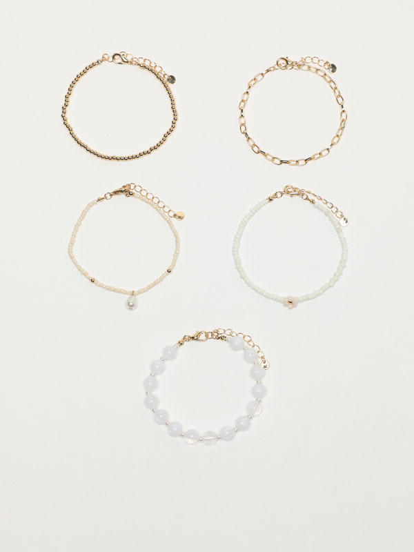 Pack of 5 assorted bracelets.