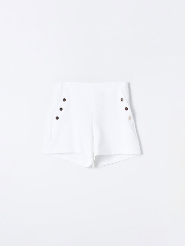 Smart shorts with details