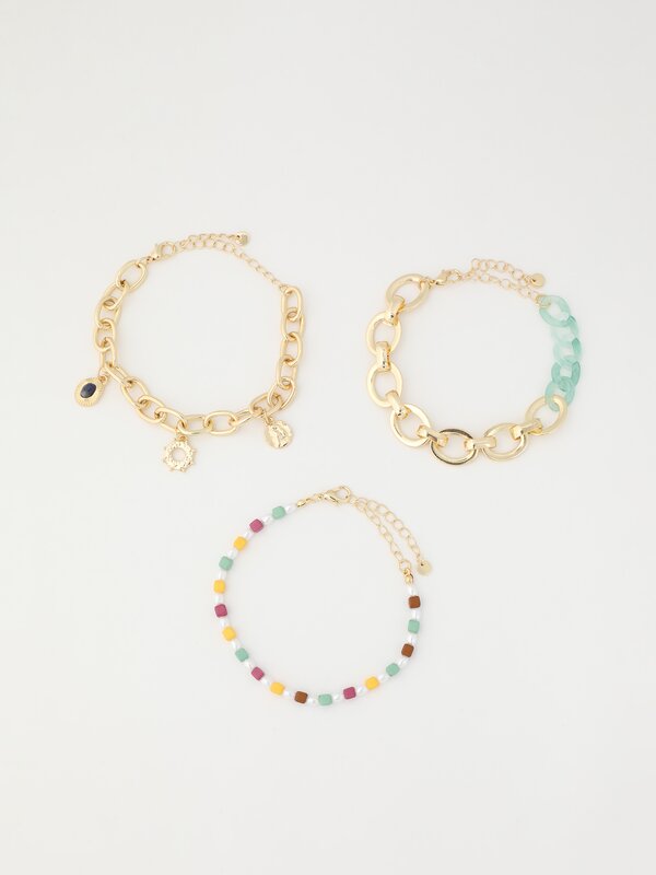 Pack of 3 assorted bracelets.