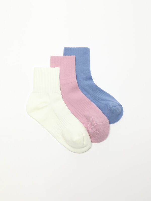 Pack of 3 pairs of socks with quilted soles.