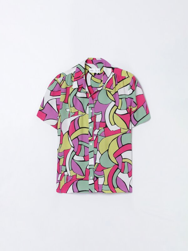 Shirt with short gathered sleeves