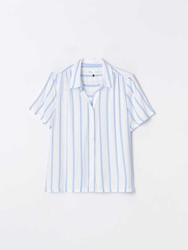 Shirt with short gathered sleeves