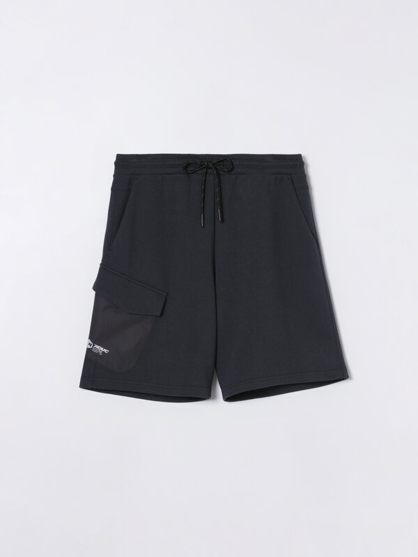 Jogger Bermuda shorts with pocket