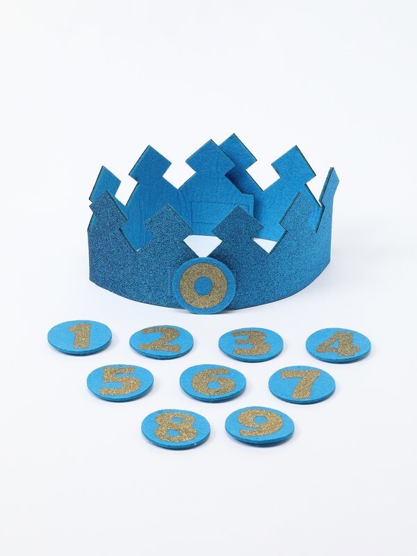 Birthday crown with interchangeable numbers